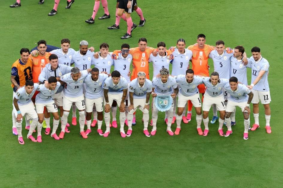 Uruguay Teknik Direktörü Marcelo Bielsa, Dünya Kupası'ndan Elendikten Sonra Oyuncularla Vedalaştı